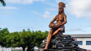 Monumento da estátua de uma indígena em Indiaroba
