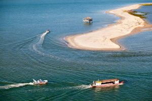 Vista aérea de barcos navegando nas águas de Indiaroba
